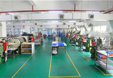 6臺銑床，3臺自動攻牙機,1臺噴砂機 